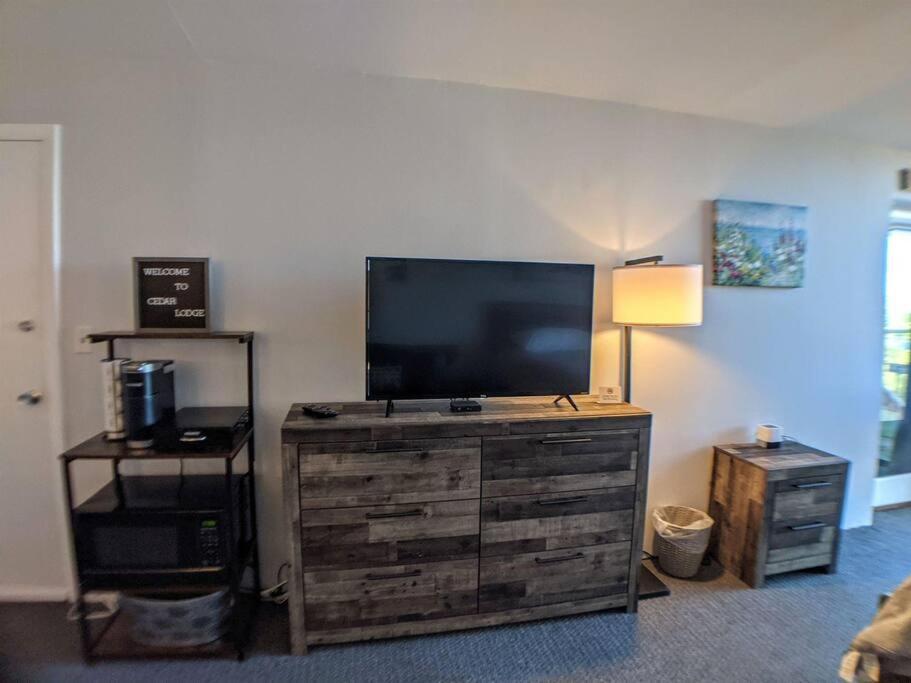 Cute Cedar Lodge Studio With Balcony & Lake Views! Laconia Exterior photo