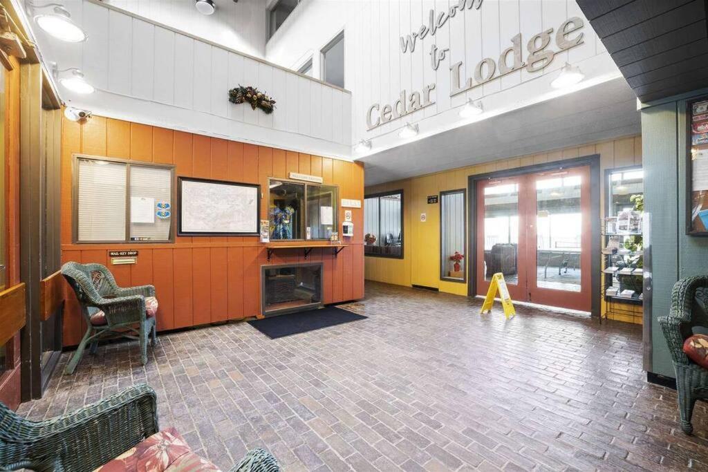 Cute Cedar Lodge Studio With Balcony & Lake Views! Laconia Exterior photo